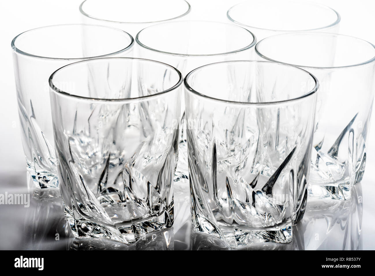 Gruppo di bicchieri di vetro con un pesante, chunky design. Foto Stock