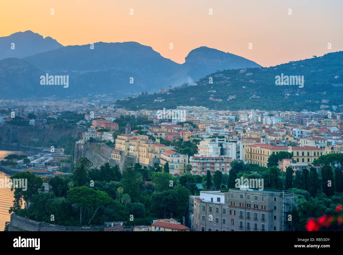 La mattina presto sunrise su Sorrento e sul golfo di Napoli Foto Stock