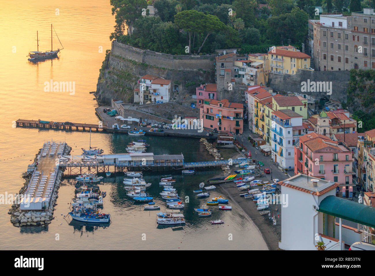 La mattina presto guardando sopra la Marina Grande di Sorrento e la baia di Napoli in Italia Foto Stock