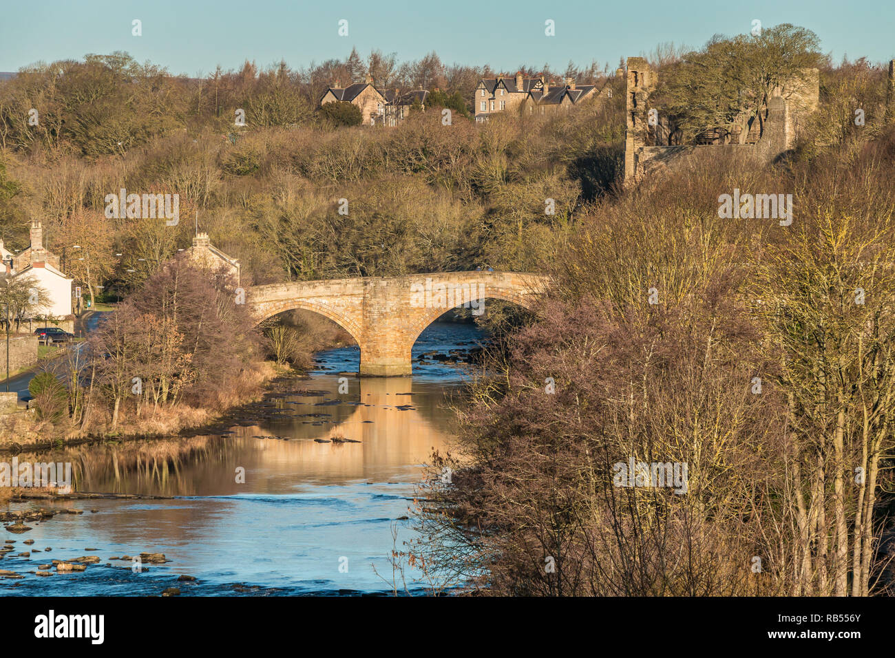 Ponte di contea e le rovine del castello, Barnard Castle, Teesdale, County Durham, Regno Unito nel gennaio del sole Foto Stock