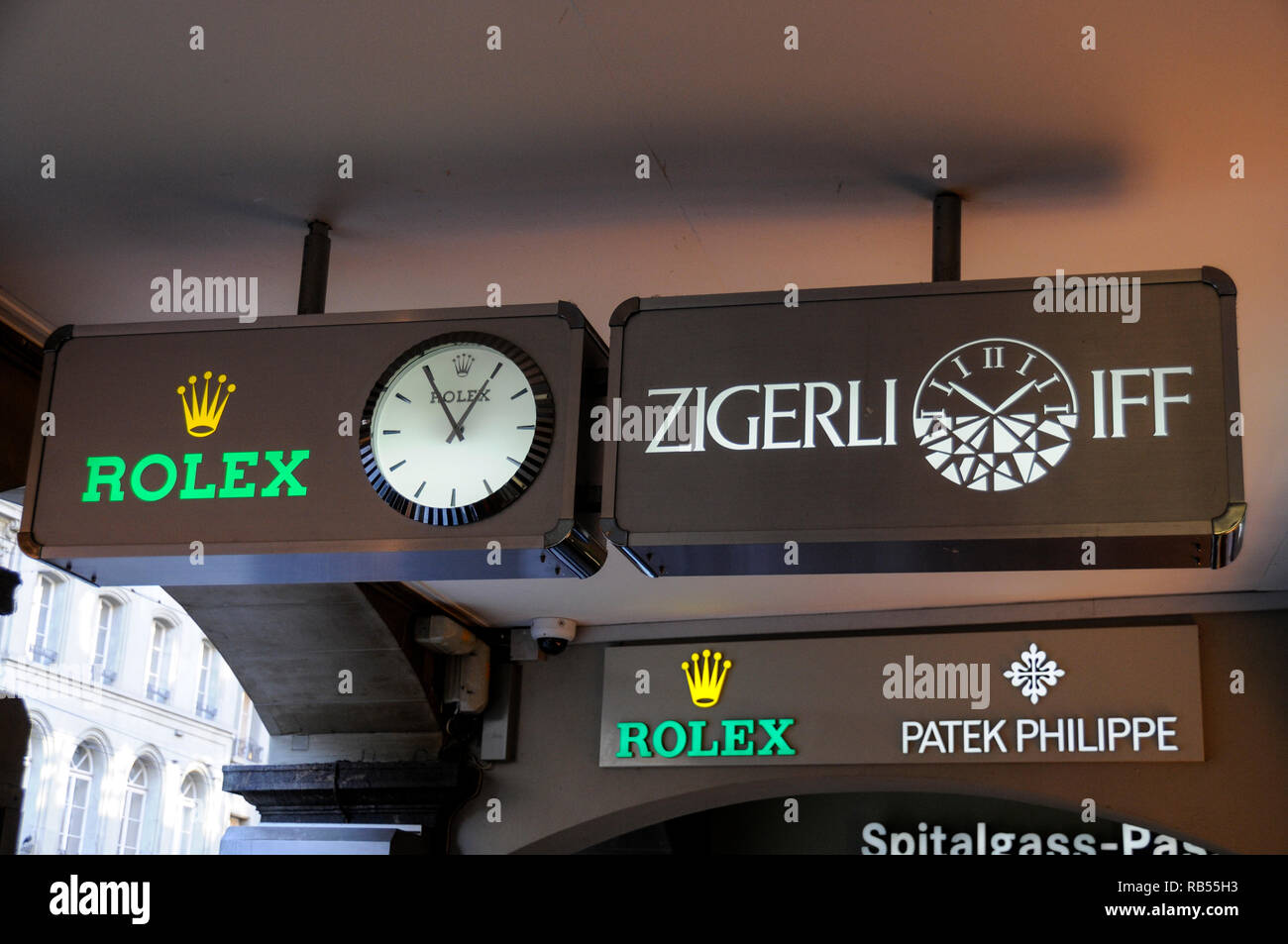 Gli orologi svizzeri i dettaglianti in Marktgasse nel centro storico (Altstadt) di Berna in Svizzera. Zigerli +iff è la più antica gioielleria a Berna, è un bus di famiglia Foto Stock