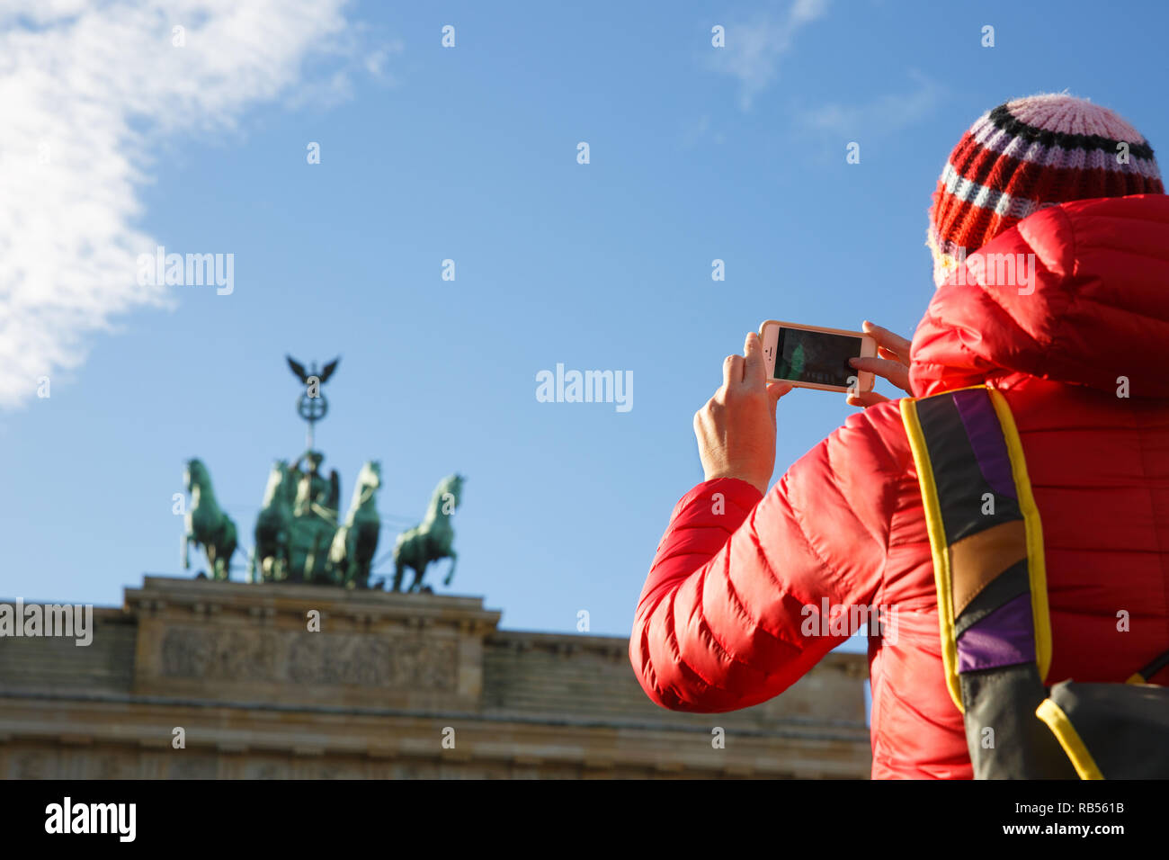 Tourist fotografare la Porta di Brandeburgo, Berlino, Germania in una giornata di sole. City sightseeing, turismo, monumento storico, cityscape concetto. Foto Stock