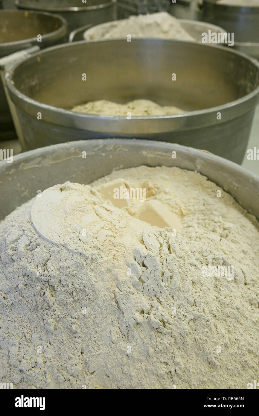 Farina preparata per la fabbricazione di pasta di pane e la cottura del pane in un forno. Industria alimentare concetto. Foto Stock
