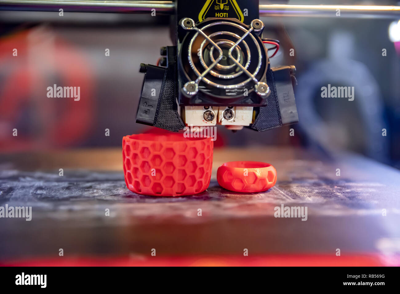 Stampante 3D stampa, noto anche come produzione additiva (AM), si riferisce a processi utilizzati per creare un oggetto tridimensionale in cui gli strati di mater Foto Stock