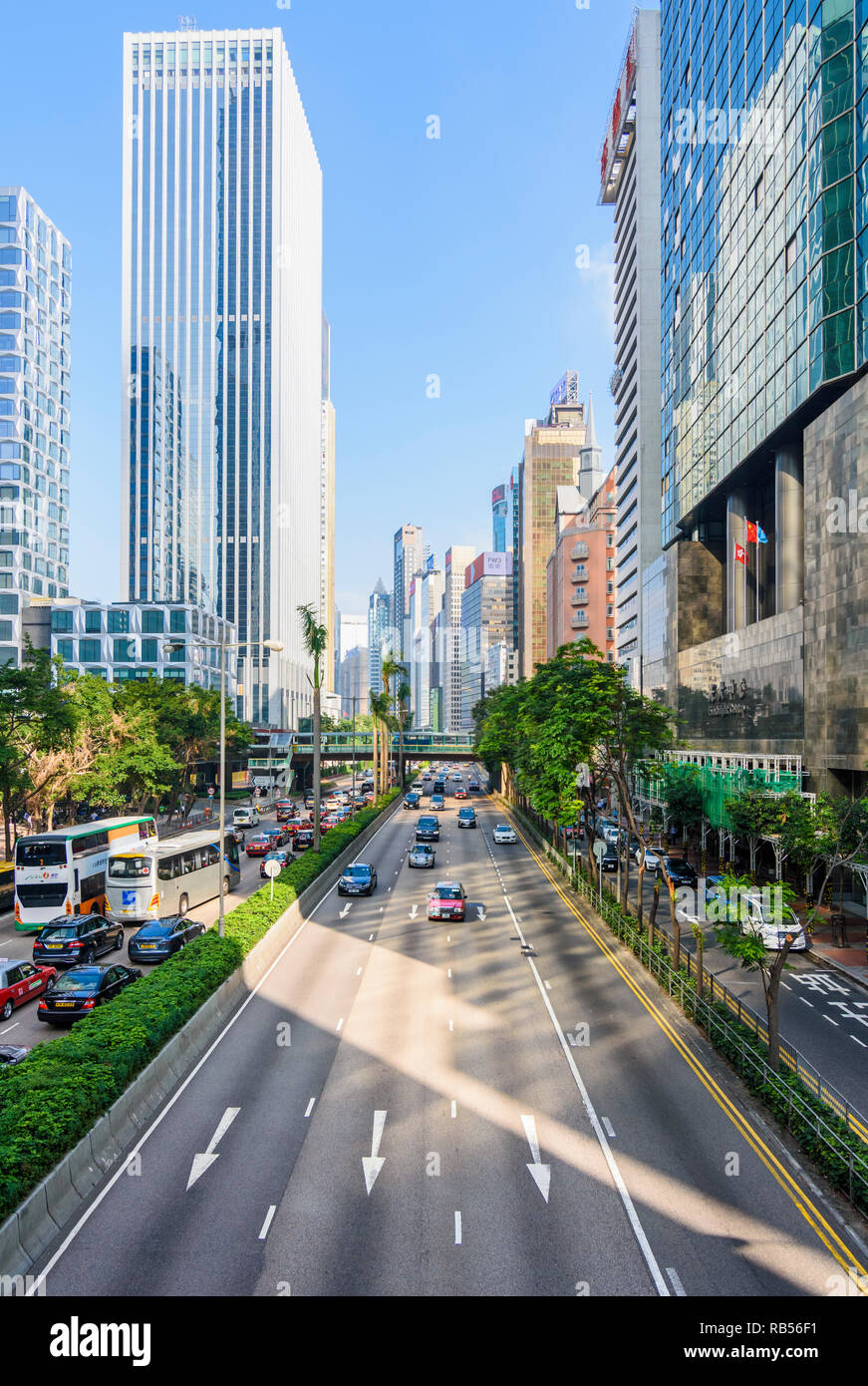 Guardando verso est lungo Gloucester Road, Wan Chai, Hong Kong Foto Stock