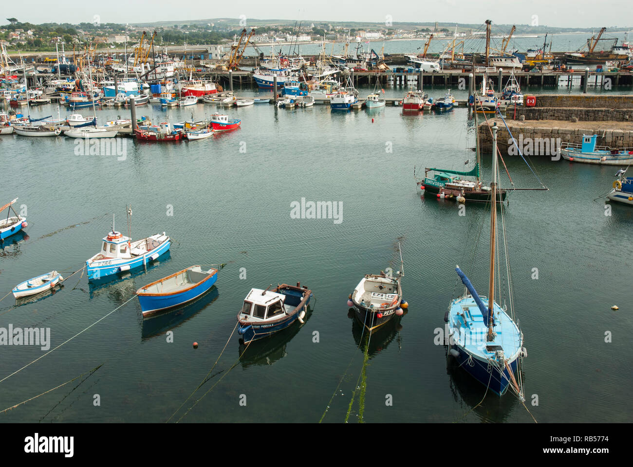 Piccole barche da pesca e da diporto ormeggiata nel porto di Newlyn, Cornwall, Regno Unito Foto Stock