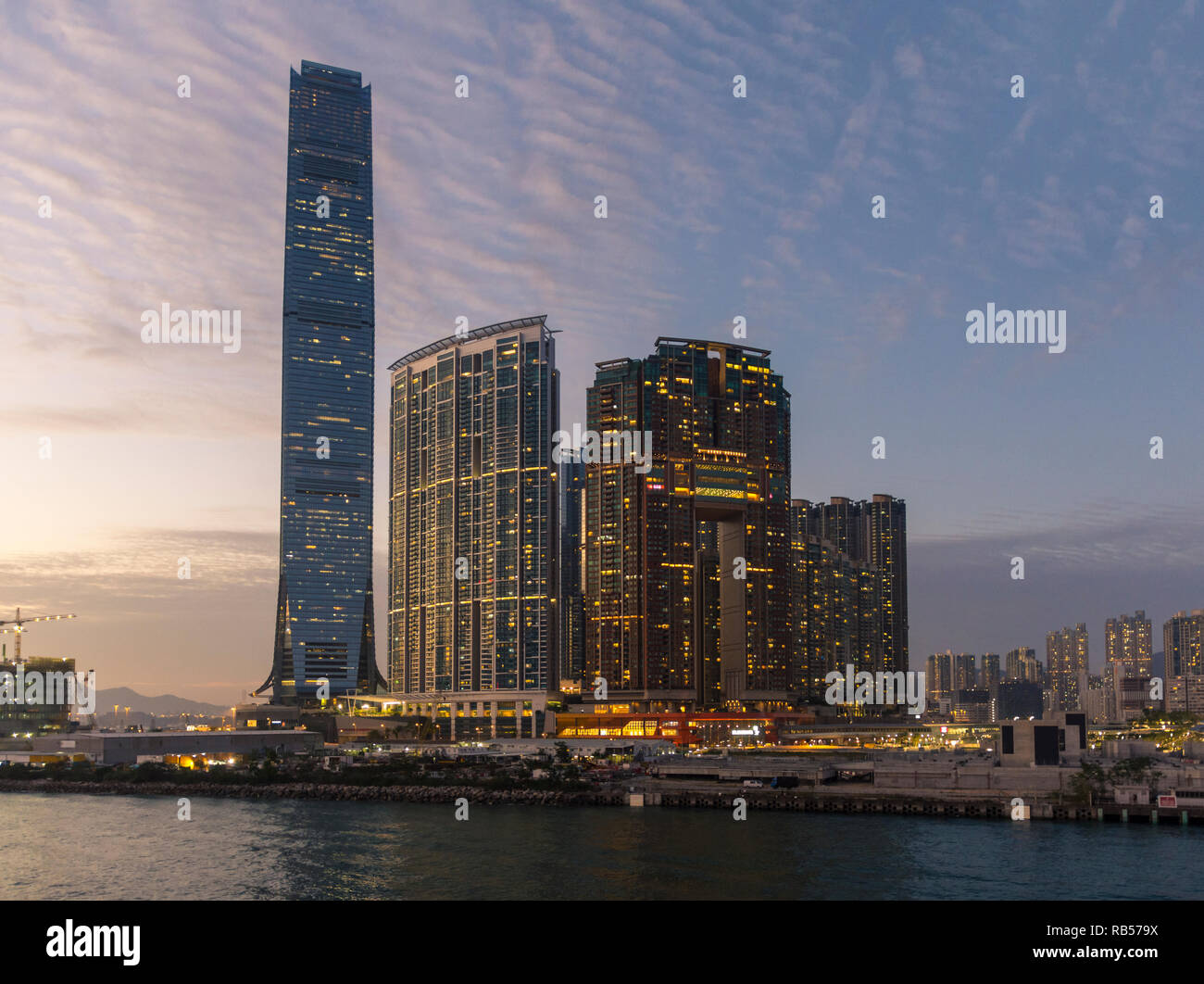 Tramonto su Hong Kong sviluppo di Union Square incluso l'International Commerce Centre, il porto e l'arco, West Kowloon, Hong Kong Foto Stock