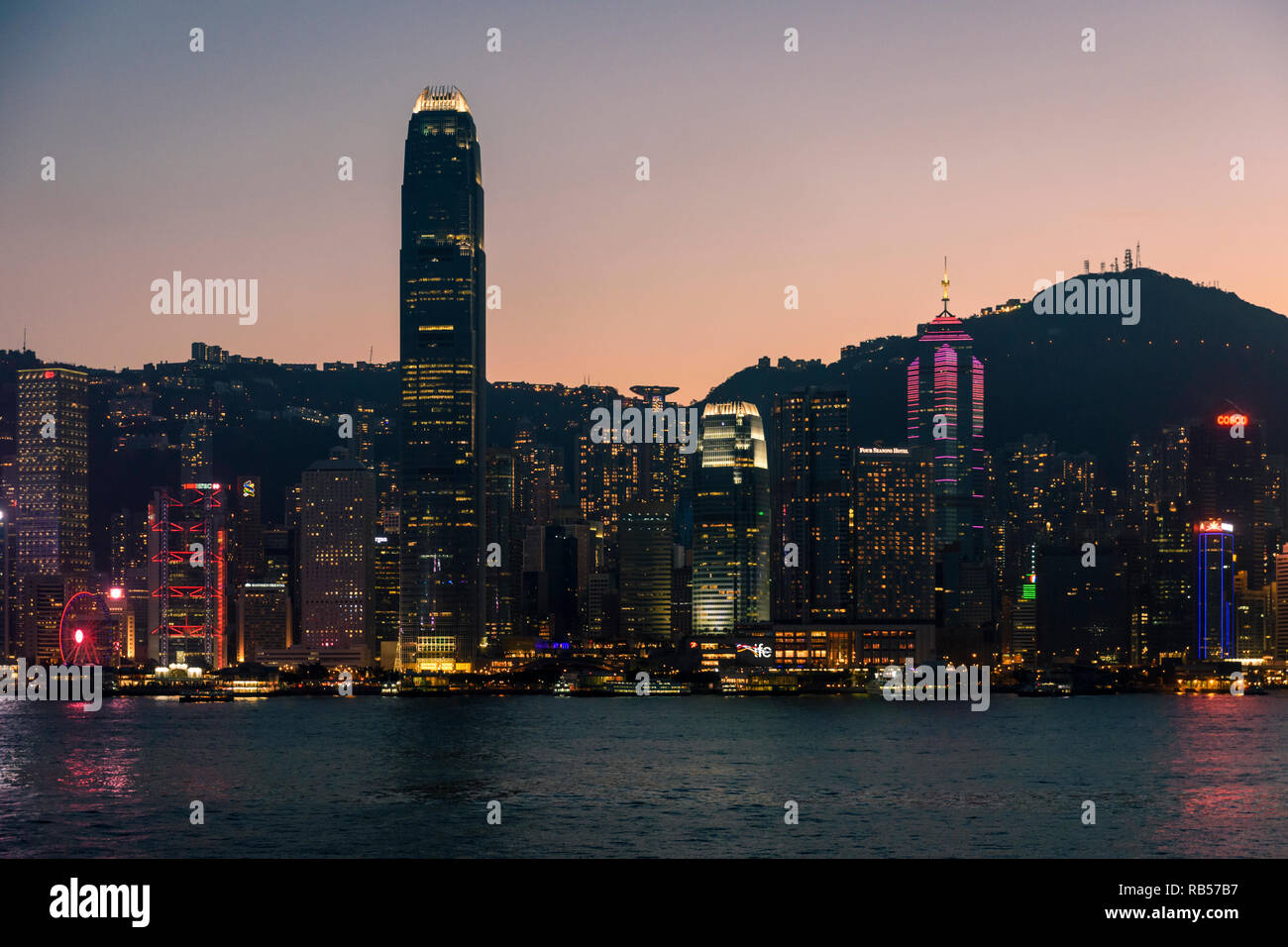 Luce della Sera nello skyline di Hong Kong Island, Hong Kong, Cina Foto Stock