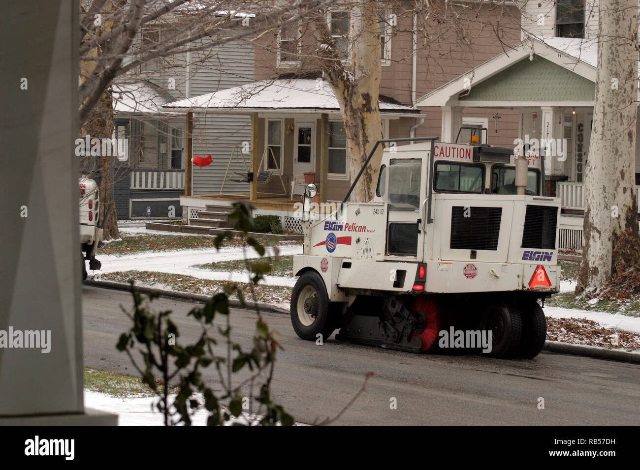 Spazzatrice stradale pulizia delle strade di East Cleveland, OH, USA Foto Stock