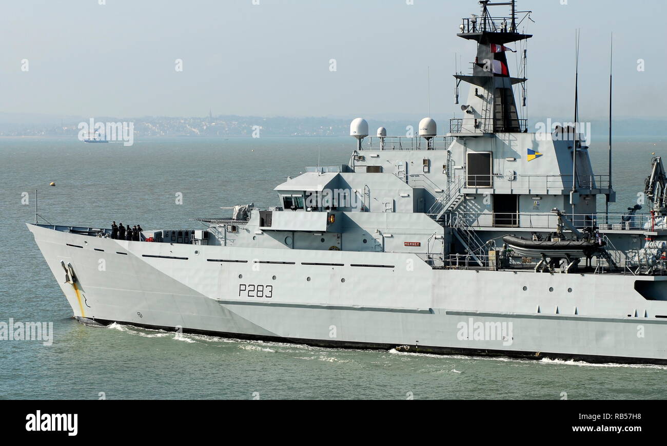 AJAXNETPHOTO. 12settembre, 2014. PORTSMOUTH, Inghilterra. - Pattuglia di SHP - HMS MERSEY di lasciare il porto. Aggiornamento 7TH JAN 2019; ROYAL NAVY DISTRIBUITO HMS MERSEY PER CANALE PER 'guida impediscono ai migranti rendendo il viaggio pericoloso.". Foto:TONY HOLLAND/AJAX REF;DTH141209 1074 Foto Stock