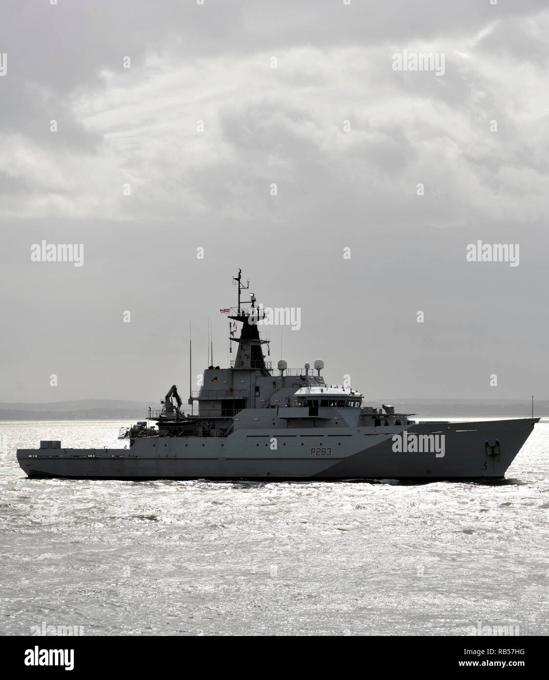 AJAXNETPHOTO. - 1 ° aprile, 2015. PORTSMOUTH, Inghilterra. - Pattuglia di SHP - HMS MERSEY (P283) entrando in porto. Aggiornamento 7TH JAN 2019; ROYAL NAVY DISTRIBUITO HMS MERSEY PER CANALE PER 'guida impediscono ai migranti rendendo il viaggio pericoloso.". Foto:TONY HOLLAND/AJAX REF;DTH150104 37418 Foto Stock
