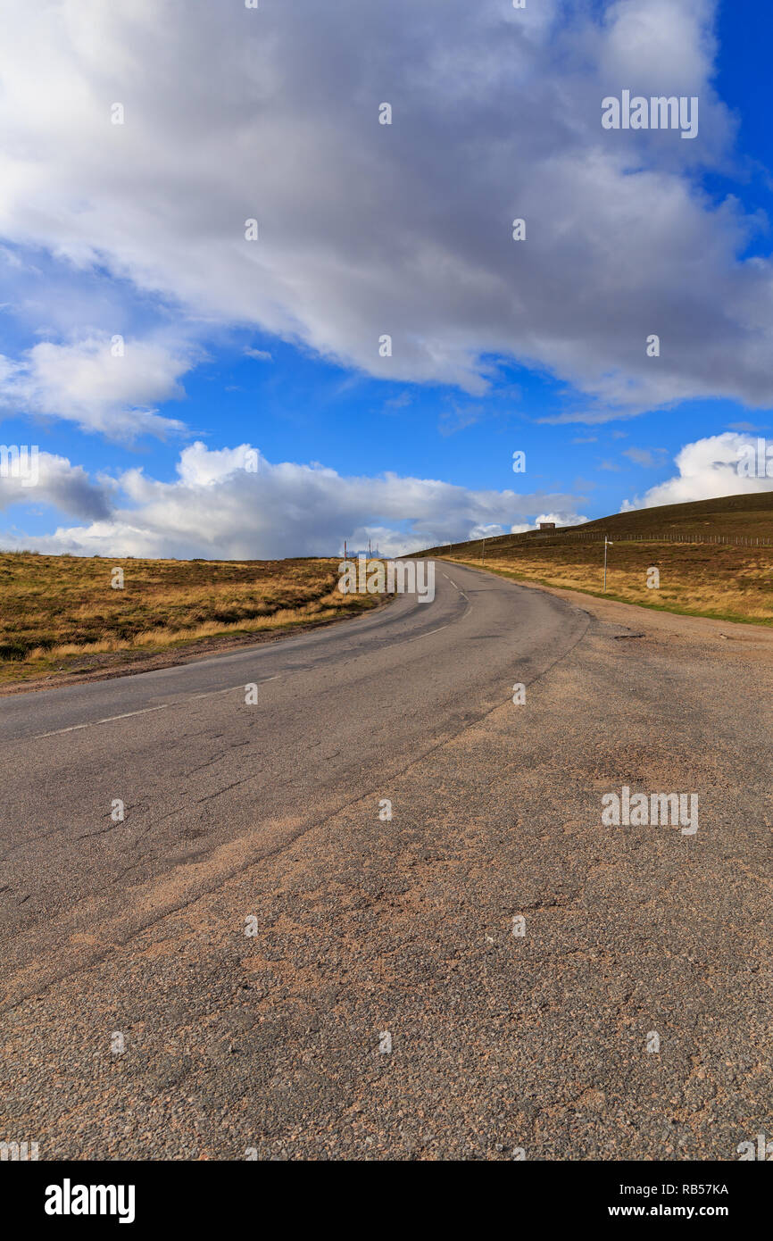 Lonely highway attraverso il parco nazionale di Cairngorms in Scozia, Regno Unito. Foto Stock