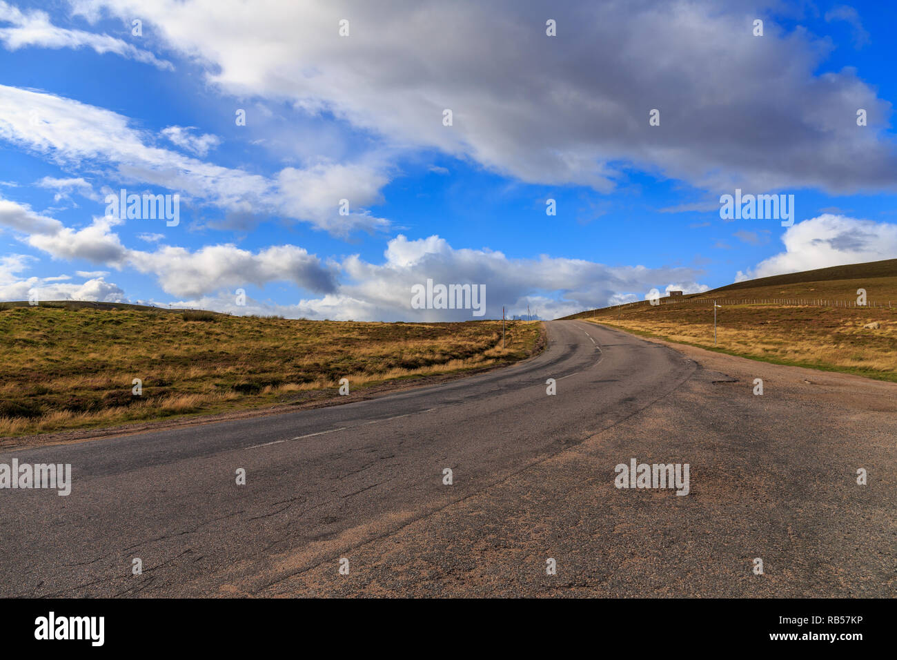 Lonely highway attraverso il parco nazionale di Cairngorms in Scozia, Regno Unito. Foto Stock