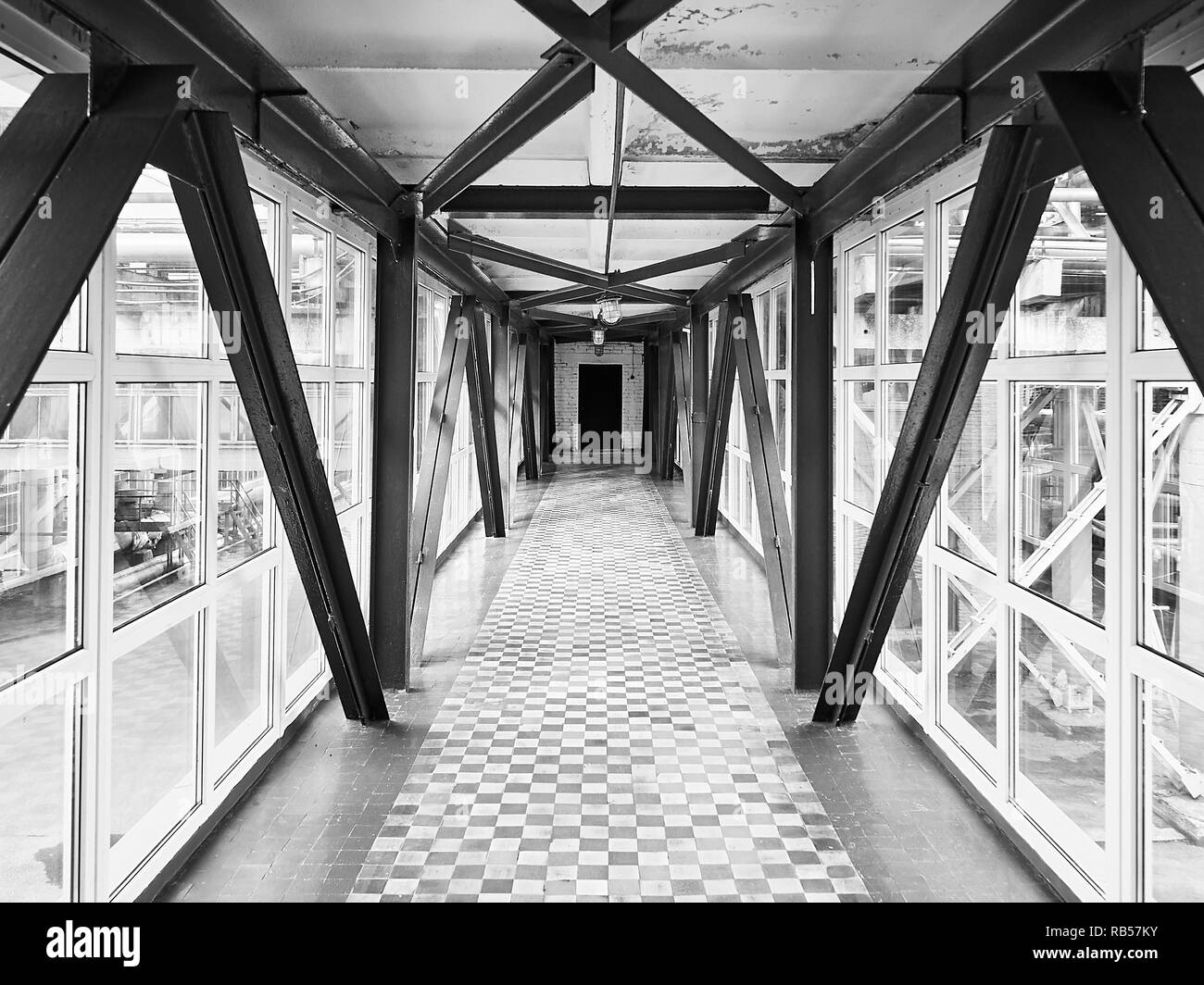 Ponticello del cielo o di transizione tra edifici di impianto chimico sopra di terra ad alta altitudine attraversando il risparmio di tempo per i lavoratori con piastrelle e galleria finestrata in Foto Stock