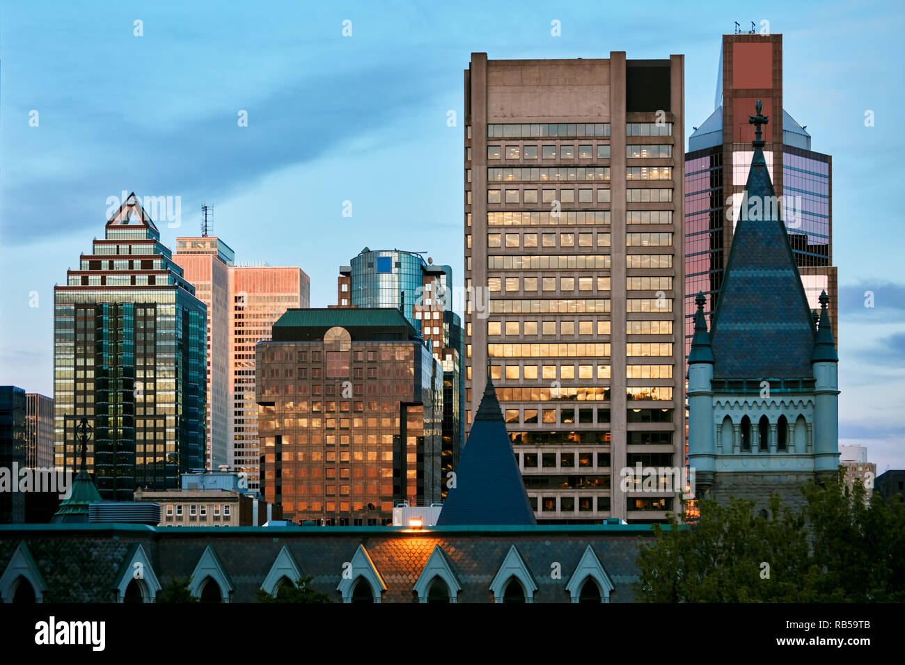 Paesaggio di Montreal, Canada. La cupola della presbyterian collage cattolica ed il grattacielo buildins al tramonto. Foto Stock