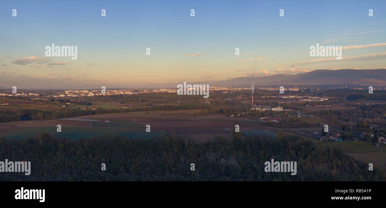 La Città di Ginevra in Svizzera visto dall'aria nella luce della sera. La foto è stata ripresa con un drone sorvolano Dardagny Foto Stock