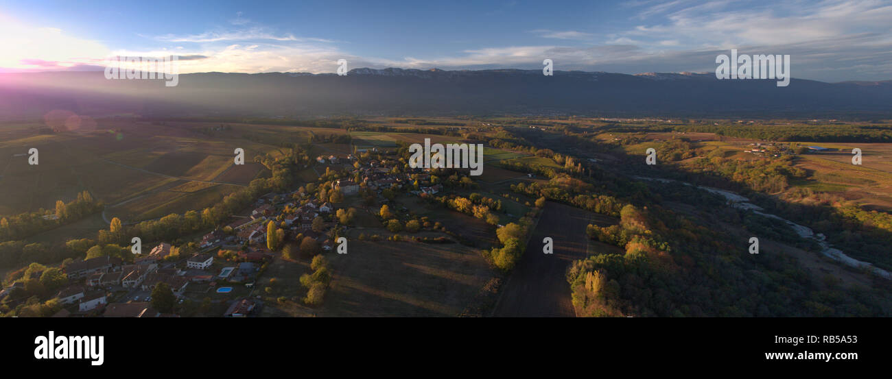 Panoramica aerea della Svizzera villaggio vinicolo di Dardagny nel Cantone di Ginevra con i suoi vigneti e le montagne del Giura in background Foto Stock