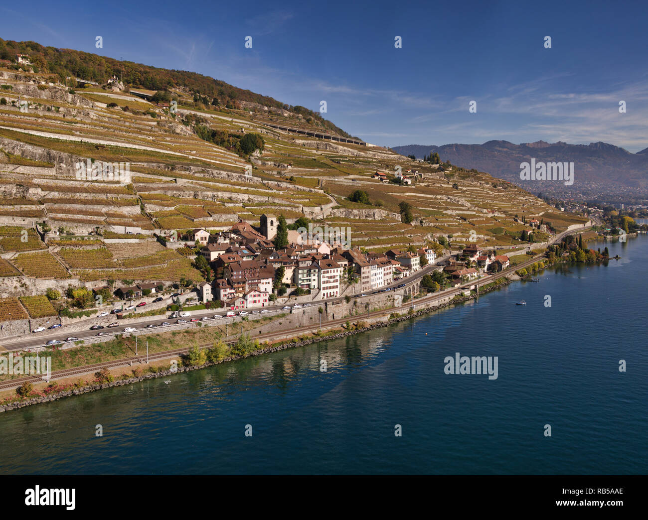 L'enologo svizzero villaggio di Saint-Saphorin nel patrimonio culturale mondiale dell UNESCO Lavaux area sulla riva del lago di Ginevra si vede in un drone fotografi Foto Stock