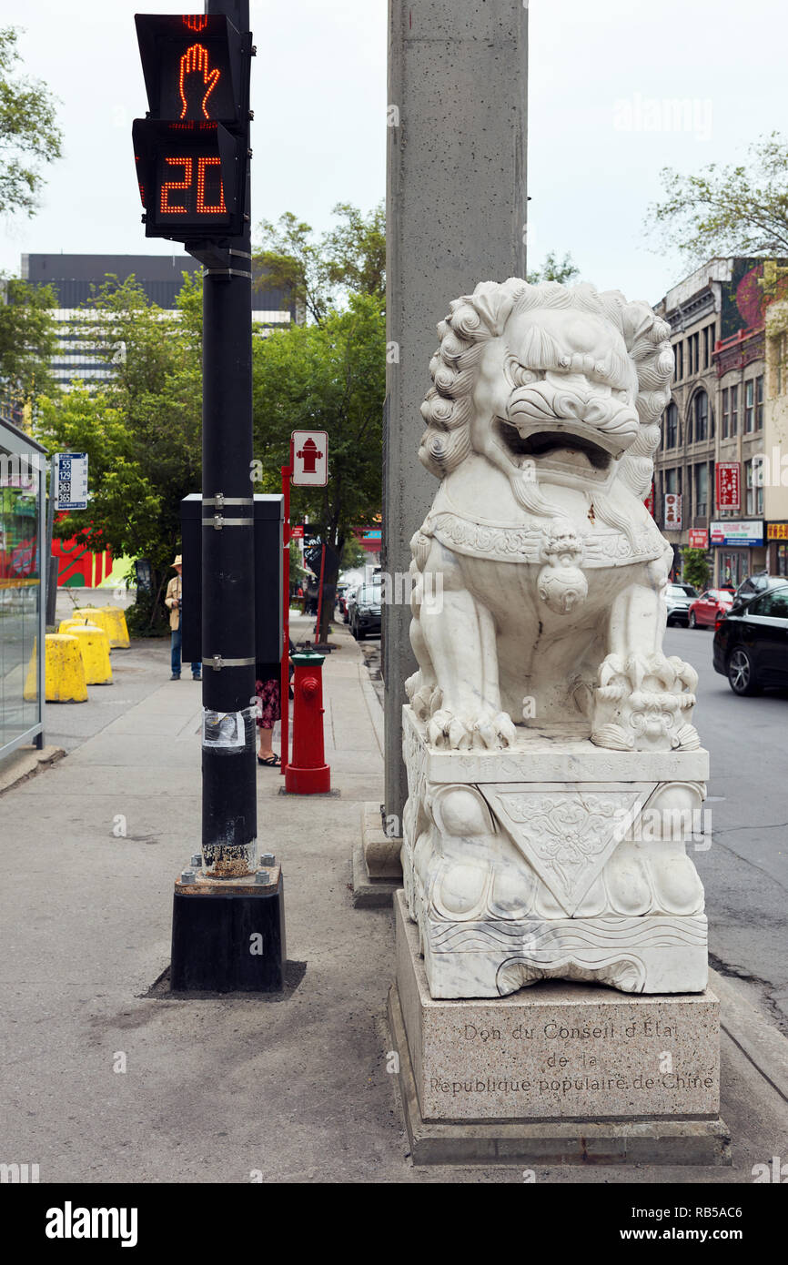 Dragon scultura all'ingresso di Chinatown a Montreal, Quebec, Canada. Foto Stock