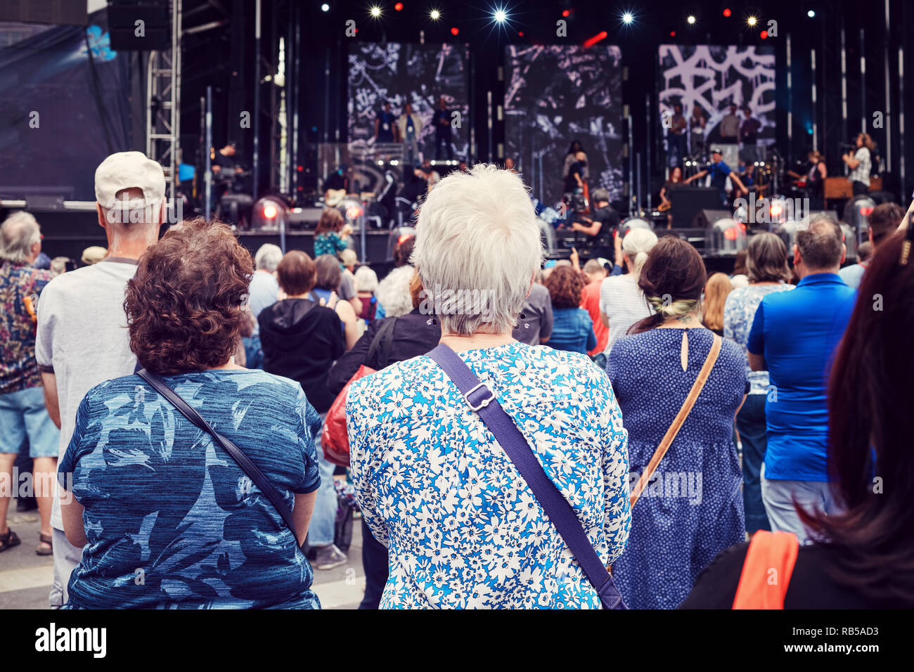 Montreal, Canada - Giugno, 2018: due donne anziane nella folla ascolto di gruppo sul palcoscenico all'aperto di un festival di musica. Editoriale. Foto Stock