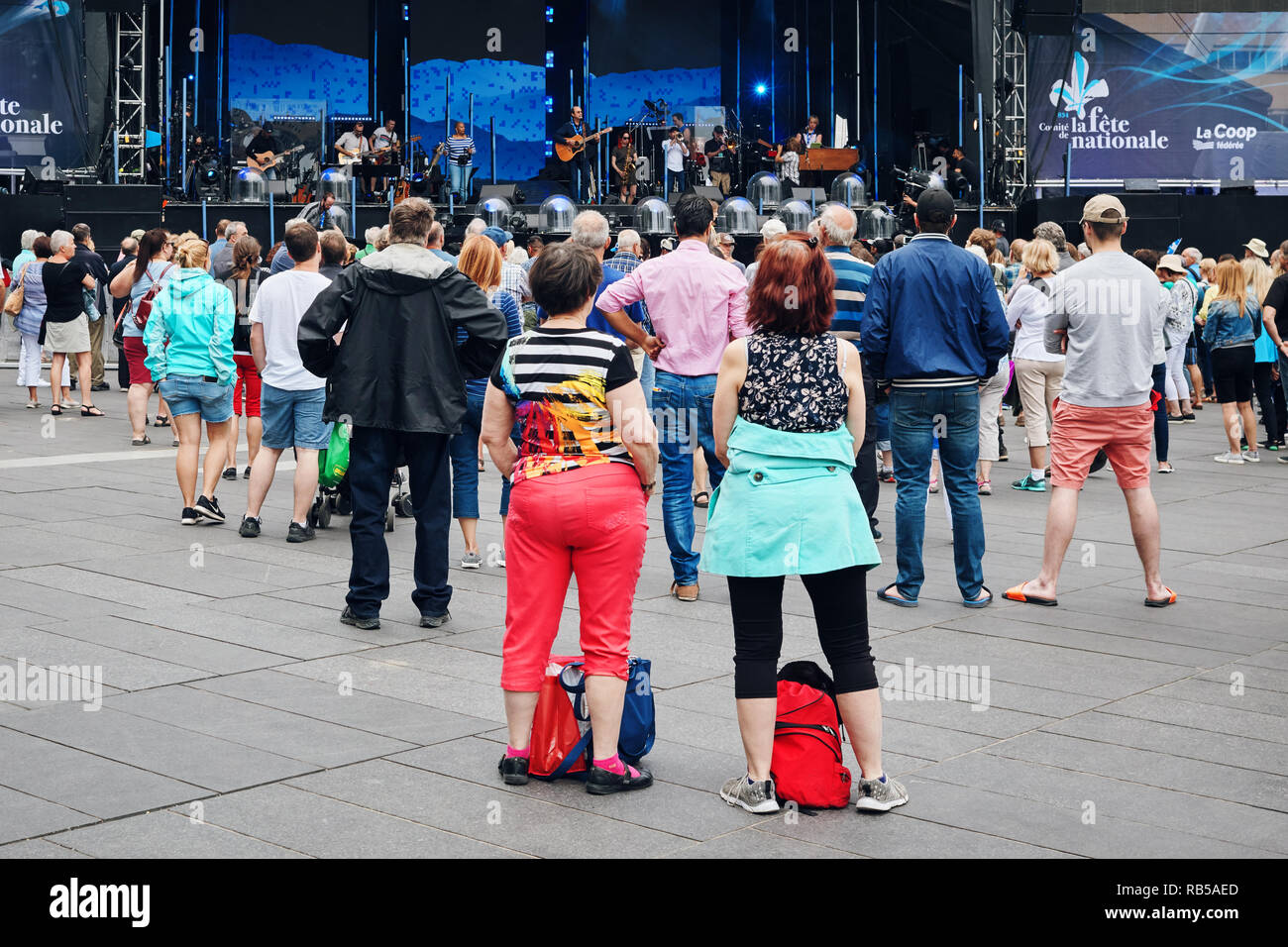 Montreal, Canada - Giugno, 2018: due donne anziane nella folla ascolto di gruppo sul palcoscenico all'aperto di un festival di musica. Editoriale. Foto Stock