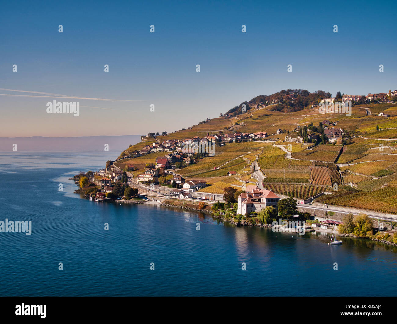 L'enologo svizzero villaggio di Rivaz sopra il Lago di Ginevra nel patrimonio culturale mondiale dell UNESCO area del Lavaux visto dall'aria in un drone foto Foto Stock