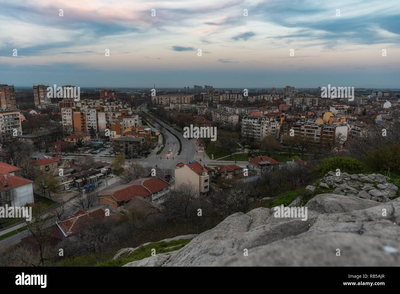 Tramonto sulla città di Plovdiv, Bulgaria, vista panoramica da una delle colline Foto Stock