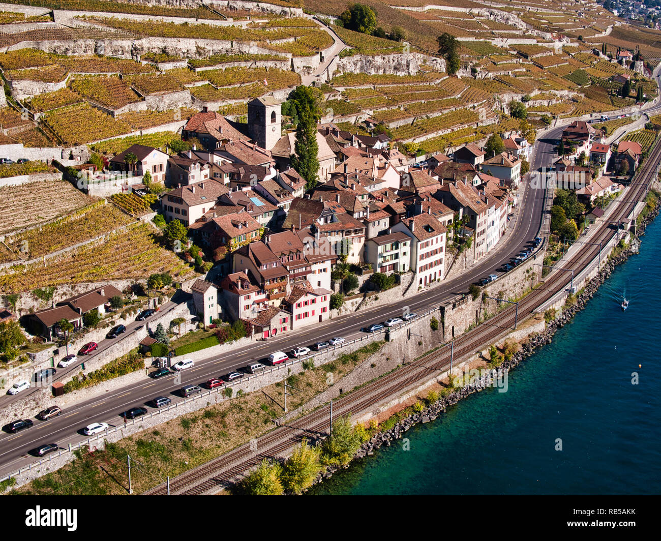 L'enologo svizzero villaggio di Saint-Saphorin nel patrimonio culturale mondiale dell UNESCO Lavaux area sulla riva del lago di Ginevra si vede in un drone fotografi Foto Stock