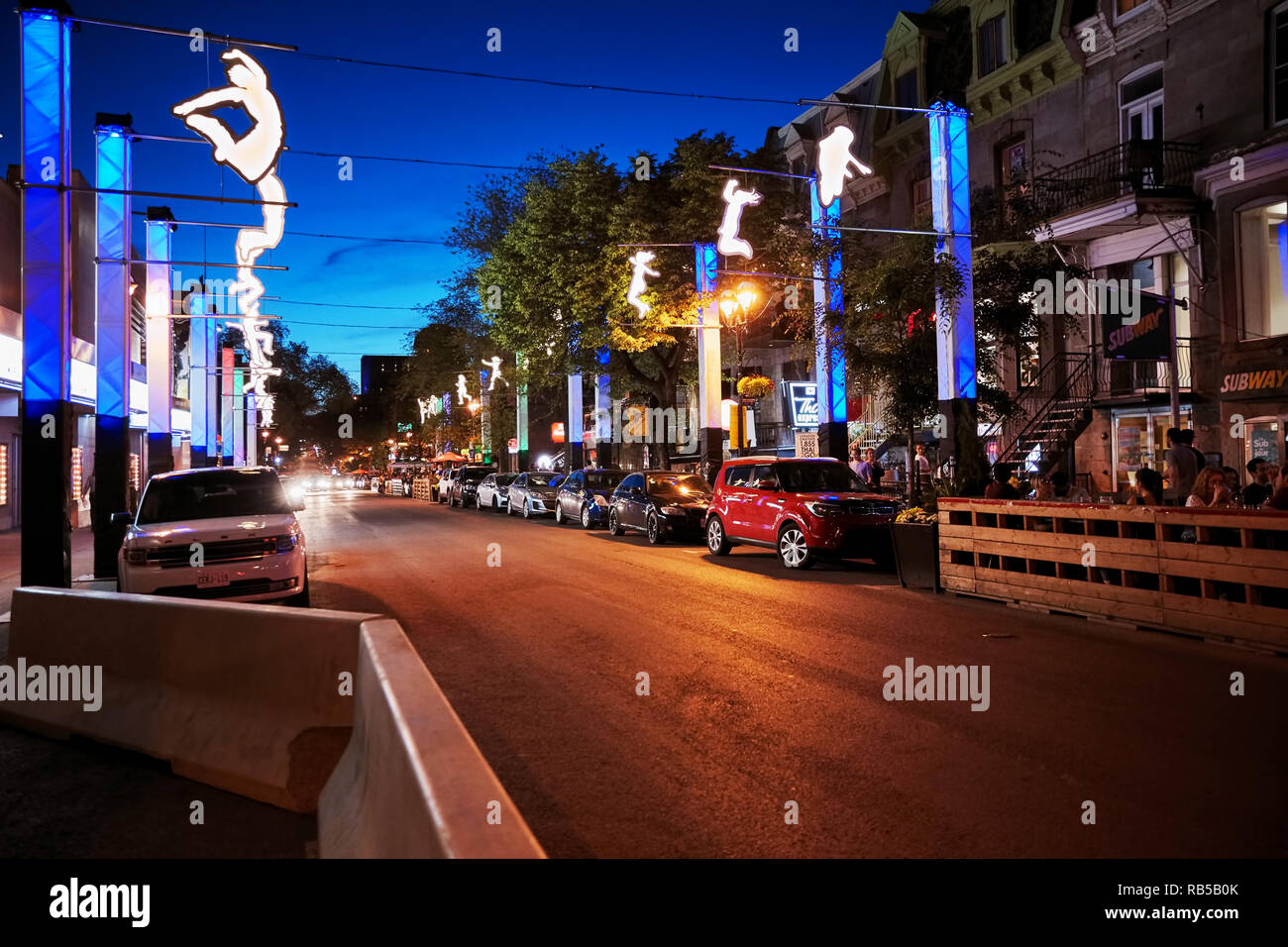 Saint Denis street (rue st. denis) a notte. Famoso punto di riferimento denominato come il cuore di Montreal al Québec, Canada. Foto Stock
