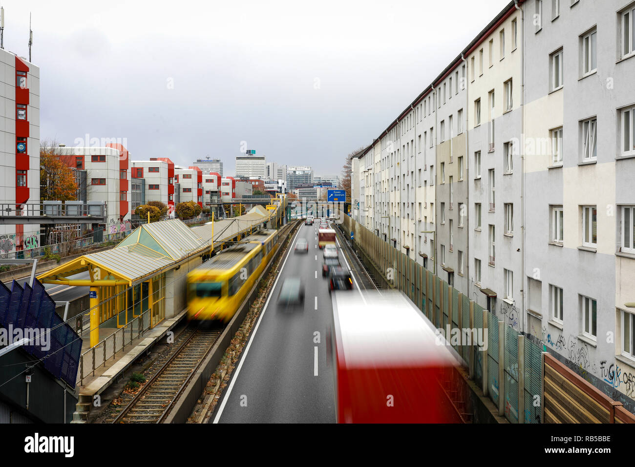 Essen, Renania settentrionale-Vestfalia, la zona della Ruhr, Germania - Blu zona ambientale, autostrada A40 alla fine della giornata lavorativa del traffico con una vista verso la città c Foto Stock