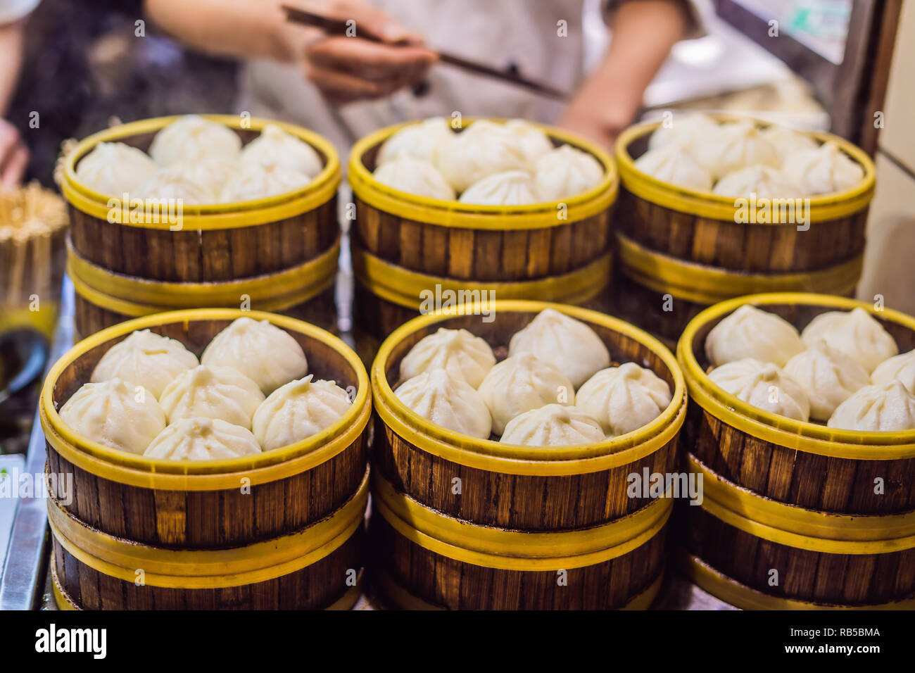 Cucina di strada stand di vendita specialità Cinesi gnocchi di patate al vapore a Pechino in Cina Foto Stock