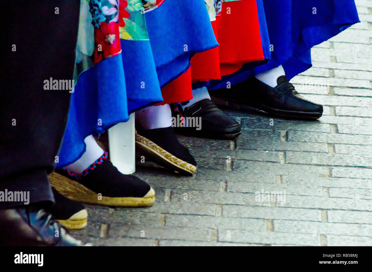 Tradizionali scarpe colorate per usi e costumi in Spagna, scarpe da ballo,  " espadrilles Foto stock - Alamy