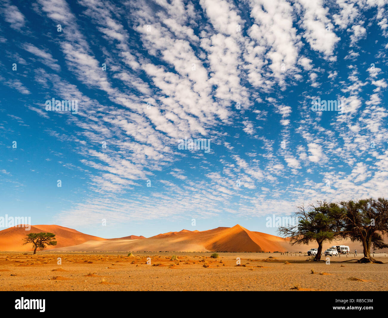 Grandi nuvole sopra il sale pan Sossuvlei. Namib Naukluft National Park. Le dune di sabbia del pan del Sossusvlei. La Namibia. L'Africa. Foto Stock