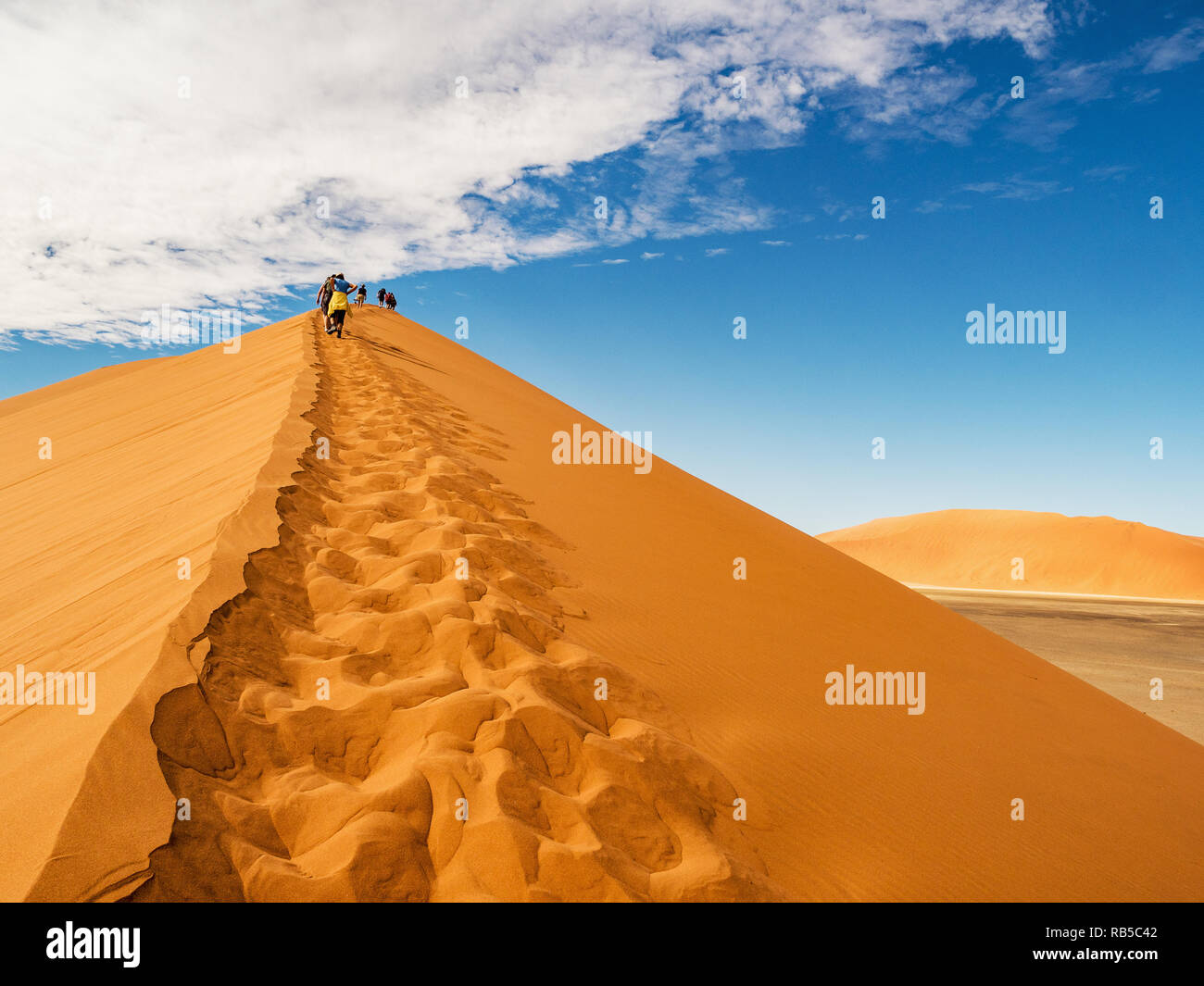 Dune 45 in salina Sossusvlei area del deserto del Namib in Namibia. La gente alla sommità della duna nel bacino di sale del Sossusvlei. Foto Stock