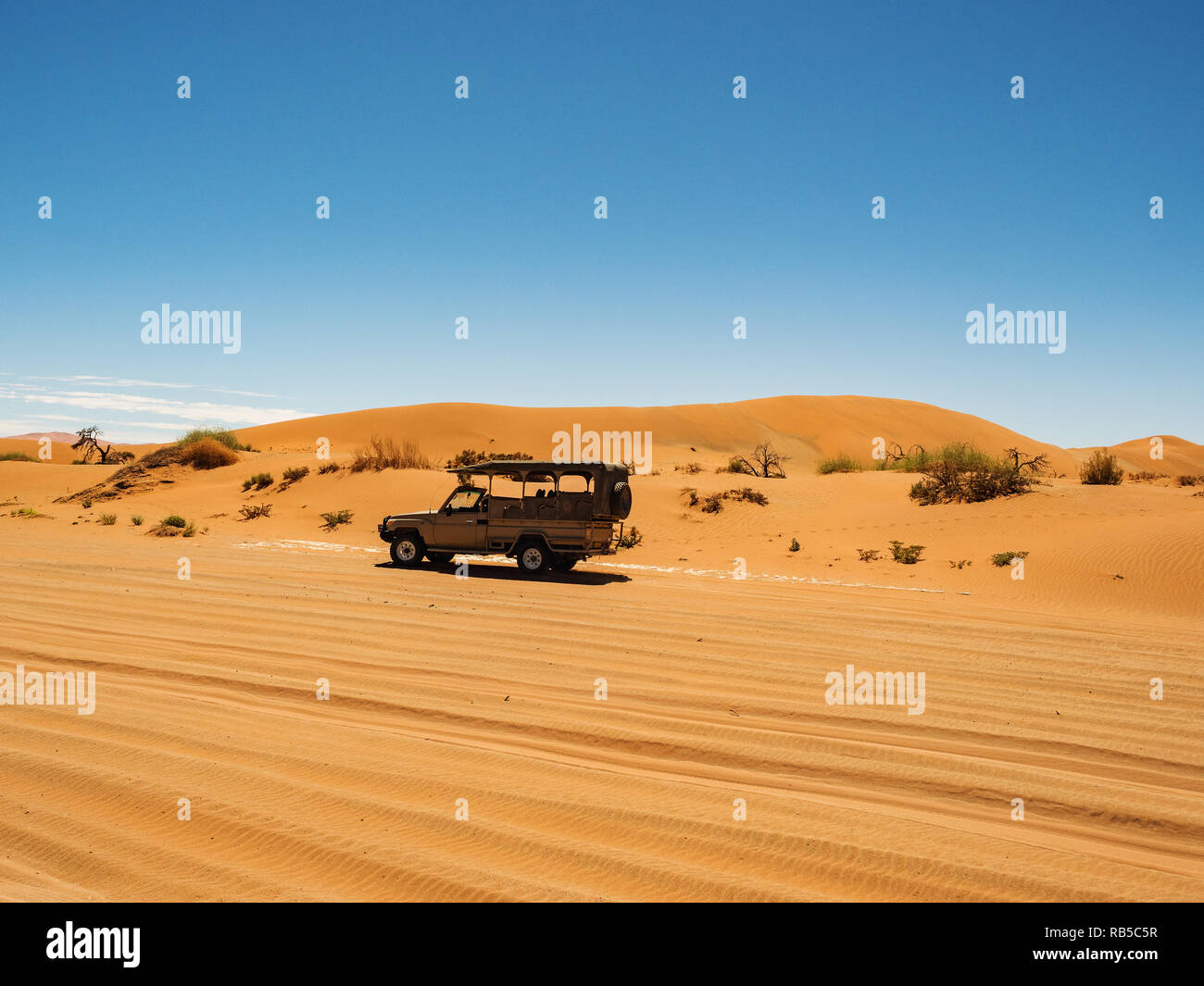 Jeep nel deserto in salina di Sossusvlei. Namib-Naukluft National Park, Namibia, Africa Foto Stock