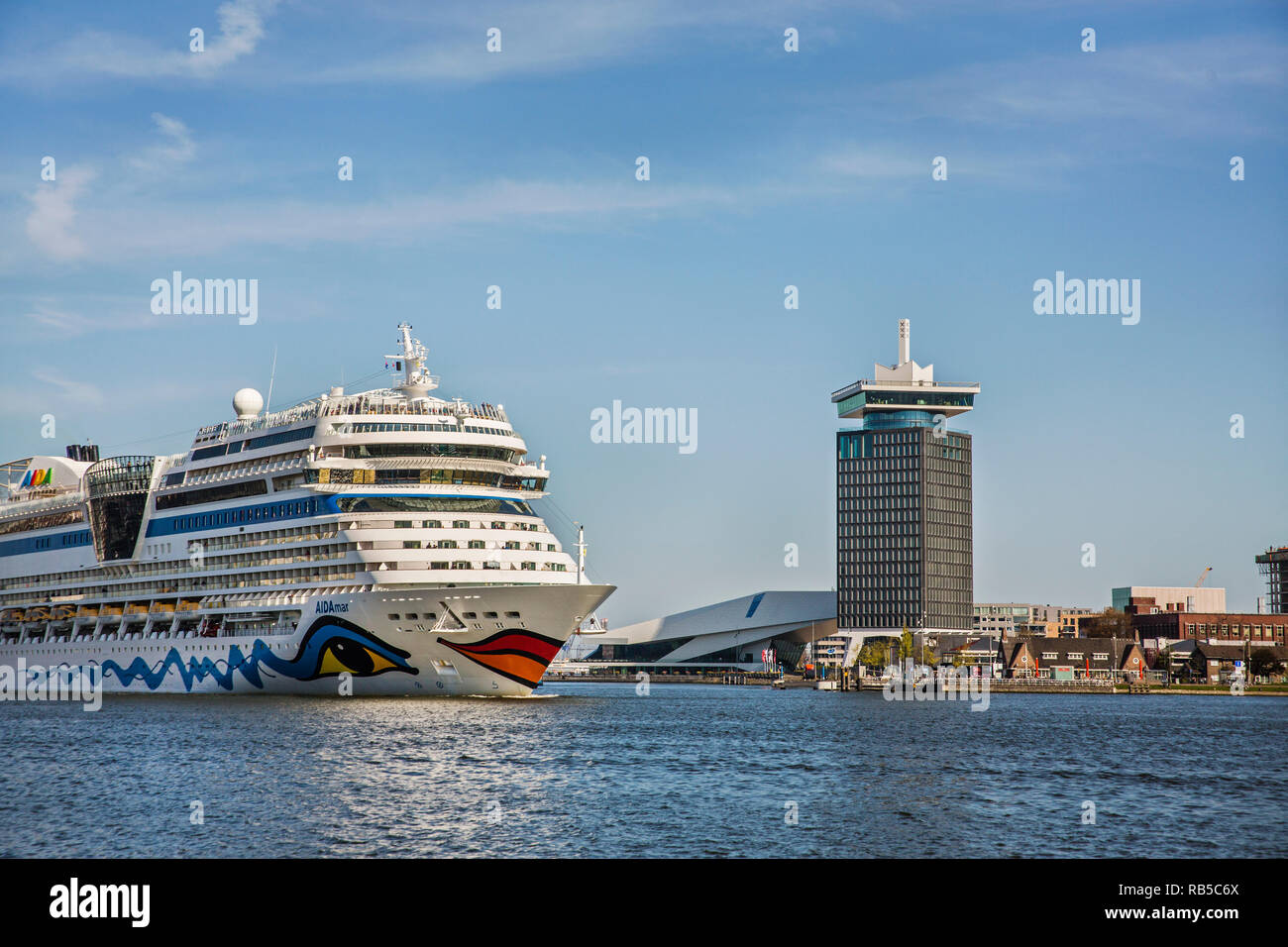 In mezzo museo dei film e cinema occhio. A sinistra la nave di crociera Aidamar, giusto un'dam Torre. Amsterdam, Paesi Bassi. Foto Stock