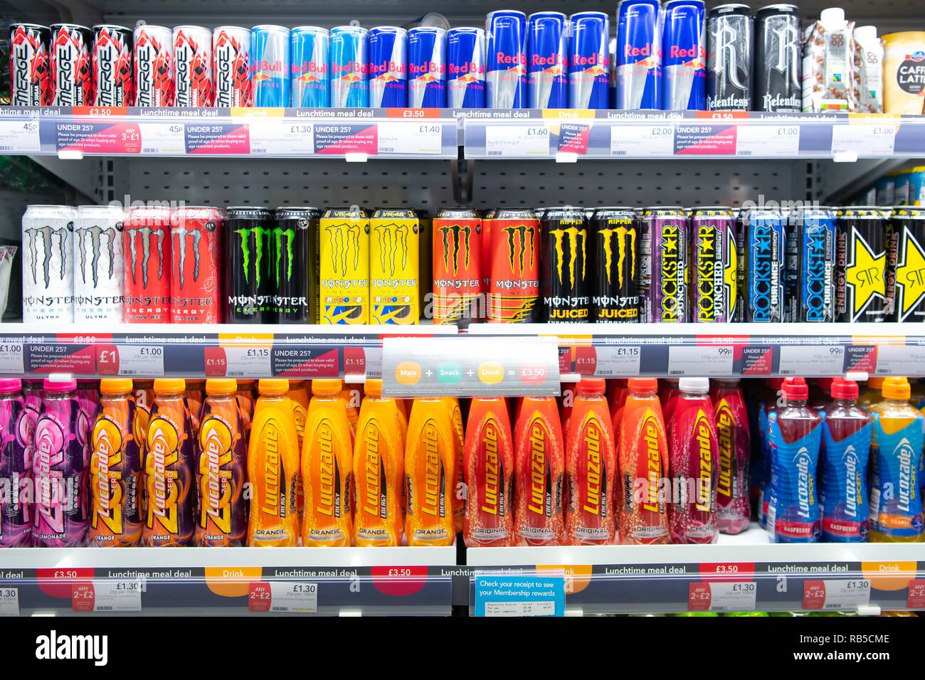 Bibite gassate in vendita su un ripiano in un negozio di supermercati nel Regno Unito. Foto Stock