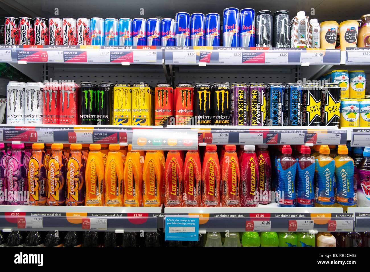 Bibite gassate in vendita su un ripiano in un negozio di supermercati nel Regno Unito. Foto Stock