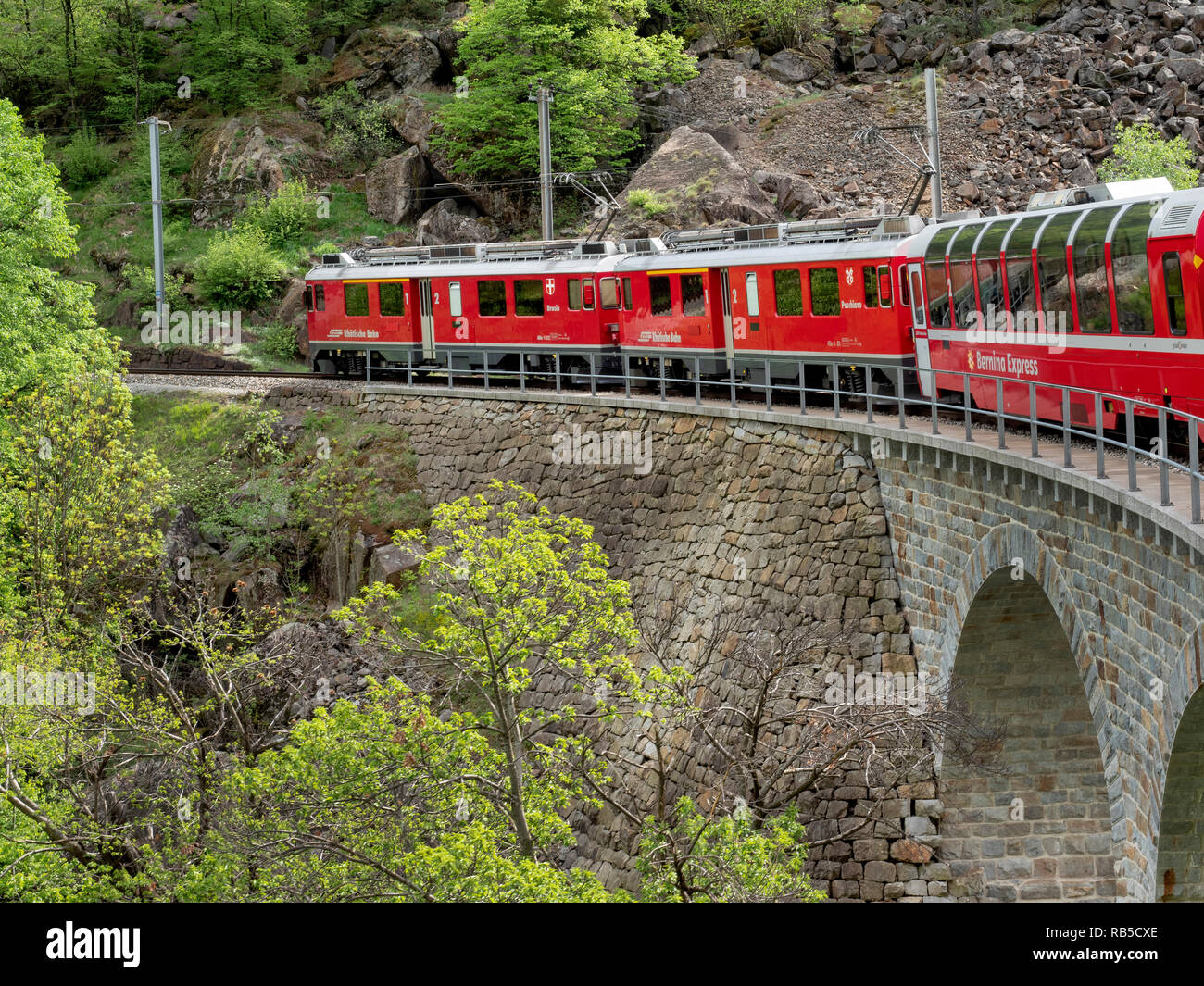 Bernina Express treno ferroviario - Rhatische Bahn - Svizzera Foto Stock