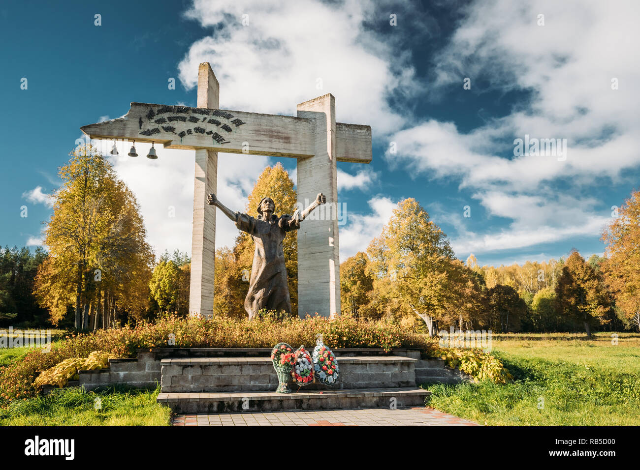 Shunevka, regione di Vitebsk, Bielorussia. Il complesso memoriale "maledizione del fascismo" è il complesso memoriale sul sito del villaggio di Shunevka dove gli invasori tedeschi bruciato Foto Stock