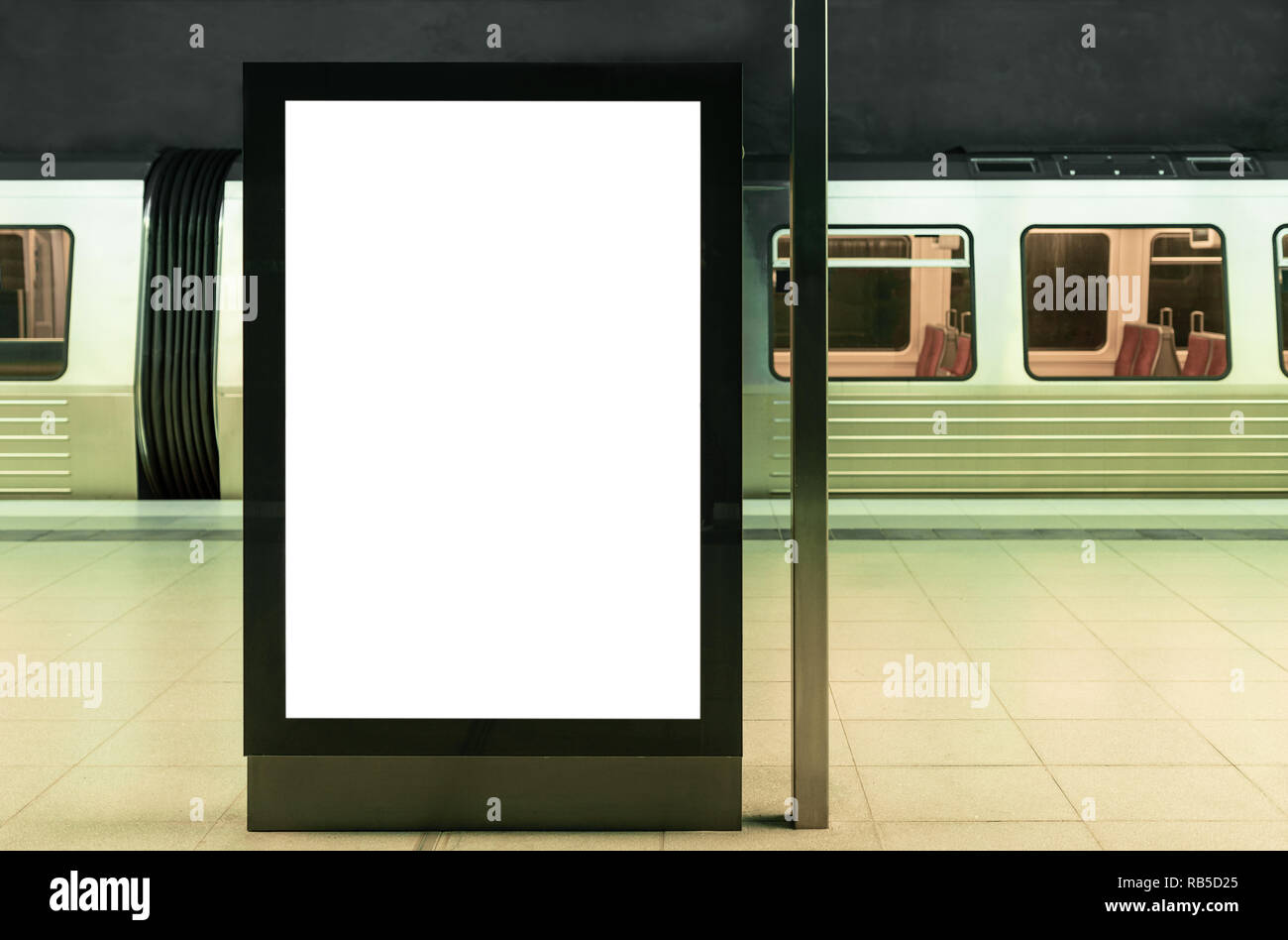 Illuminata cartelloni digitali in metropolitana stazione ferroviaria Foto Stock
