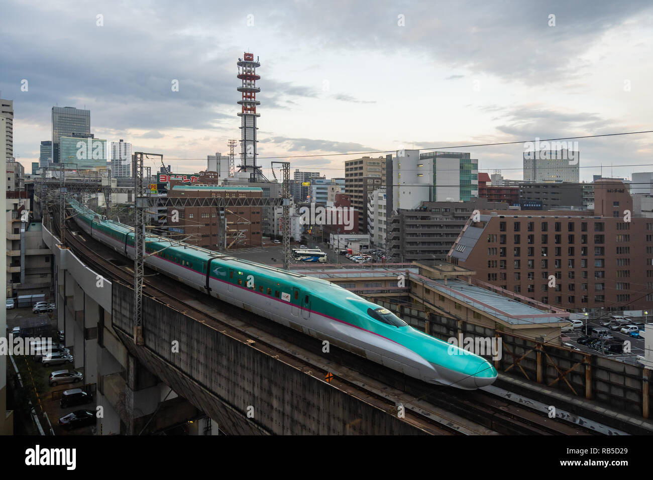 Tohoku Shinkansen lasciando la stazione di Sendai, Giappone Foto Stock