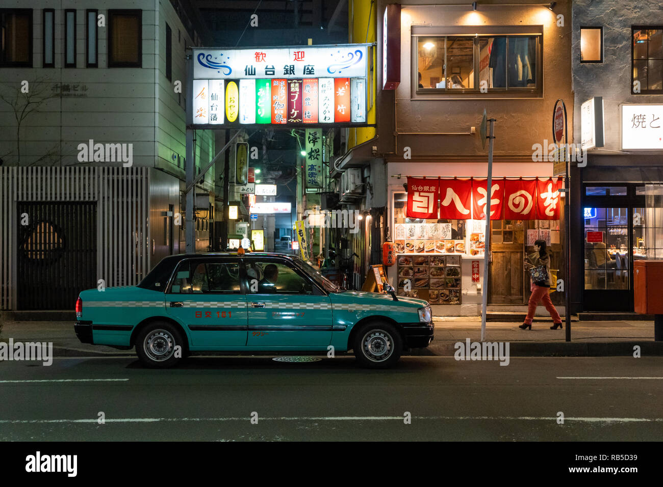 Taxi in attesa di notte a Sendai, Giappone Foto Stock