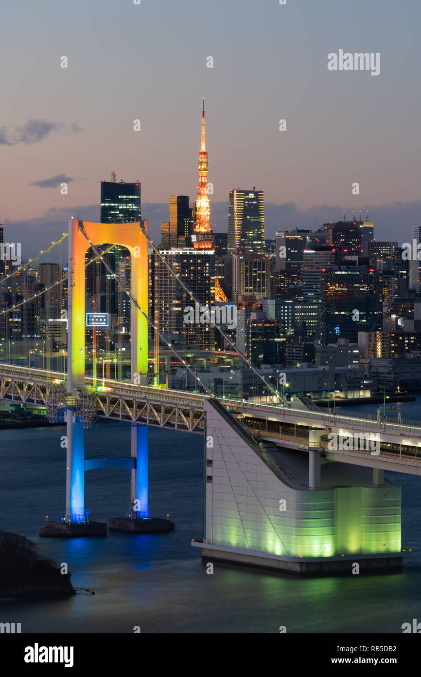 Il Rainbow Bridge e la Torre di Tokyo al tramonto, Tokyo, Giappone Foto Stock