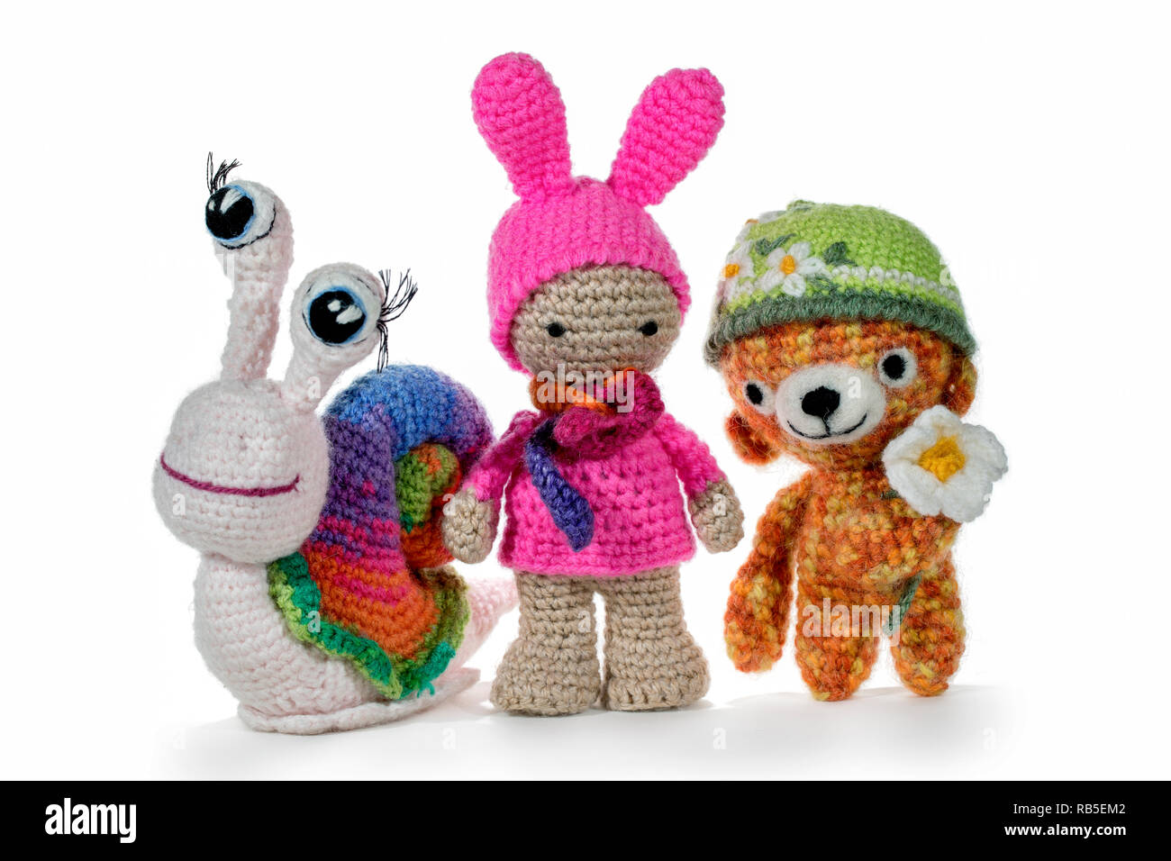 Giocattoli a crochet amigurumi. Lumaca a crochet, ragazza e reca, su sfondo bianco. Fatte a mano Foto Stock