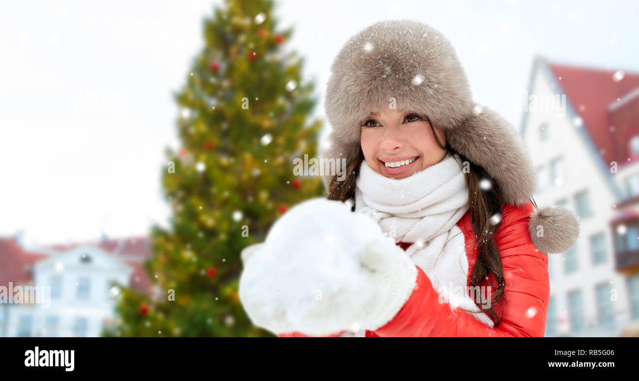 Donna con neve su albero di natale a Tallinn Foto Stock
