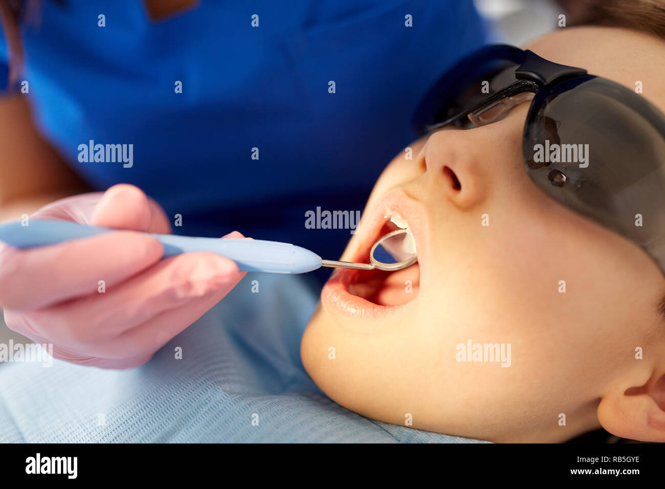 Ragazzo avente denti checkup presso la clinica dentale Foto Stock