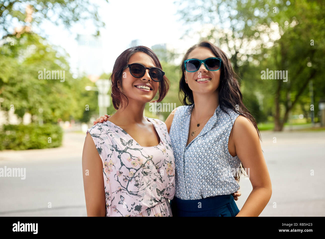 Ritratto di felice le donne o gli amici al summer park Foto Stock