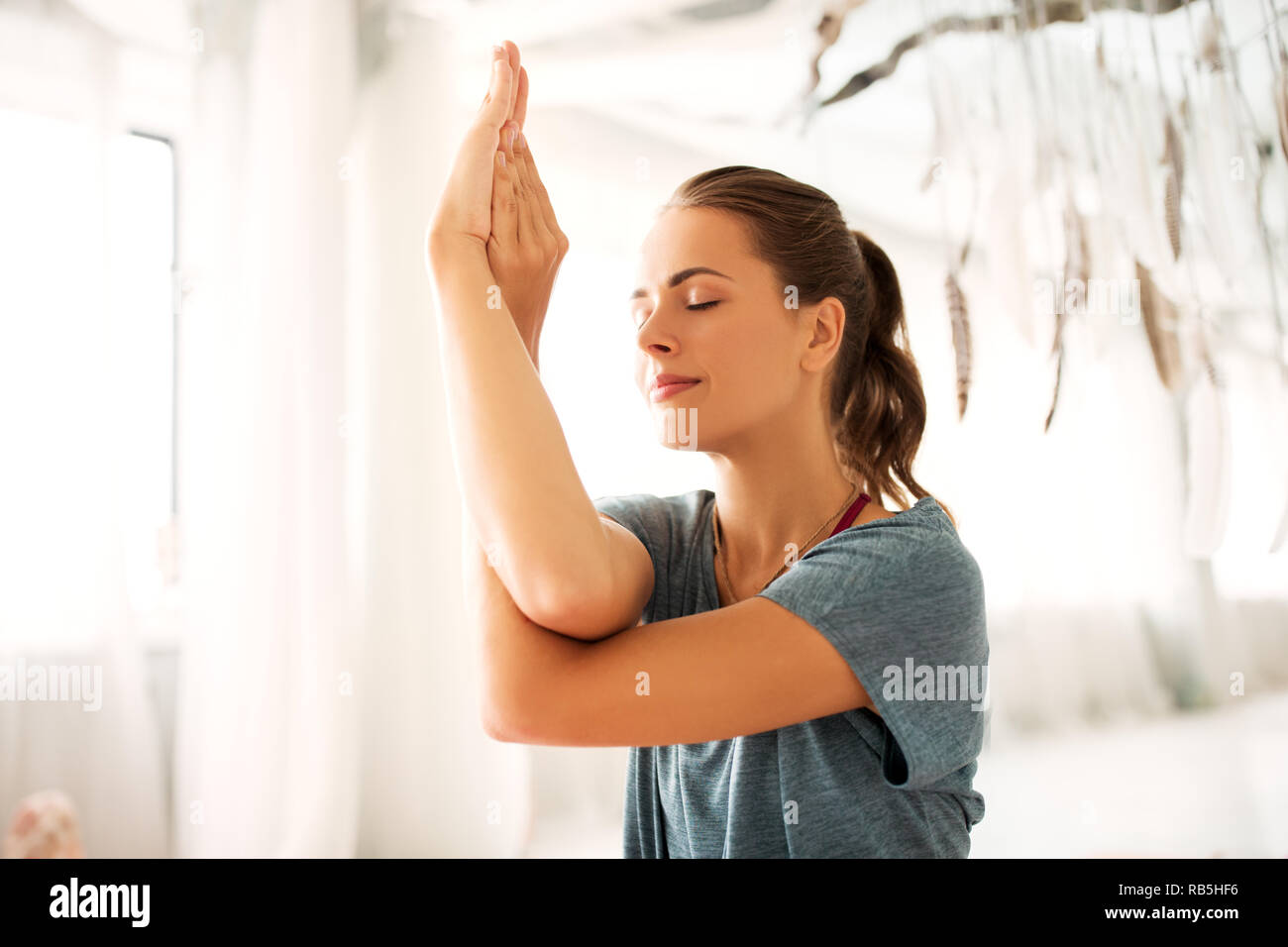 Donna meditando in studio di yoga Foto Stock