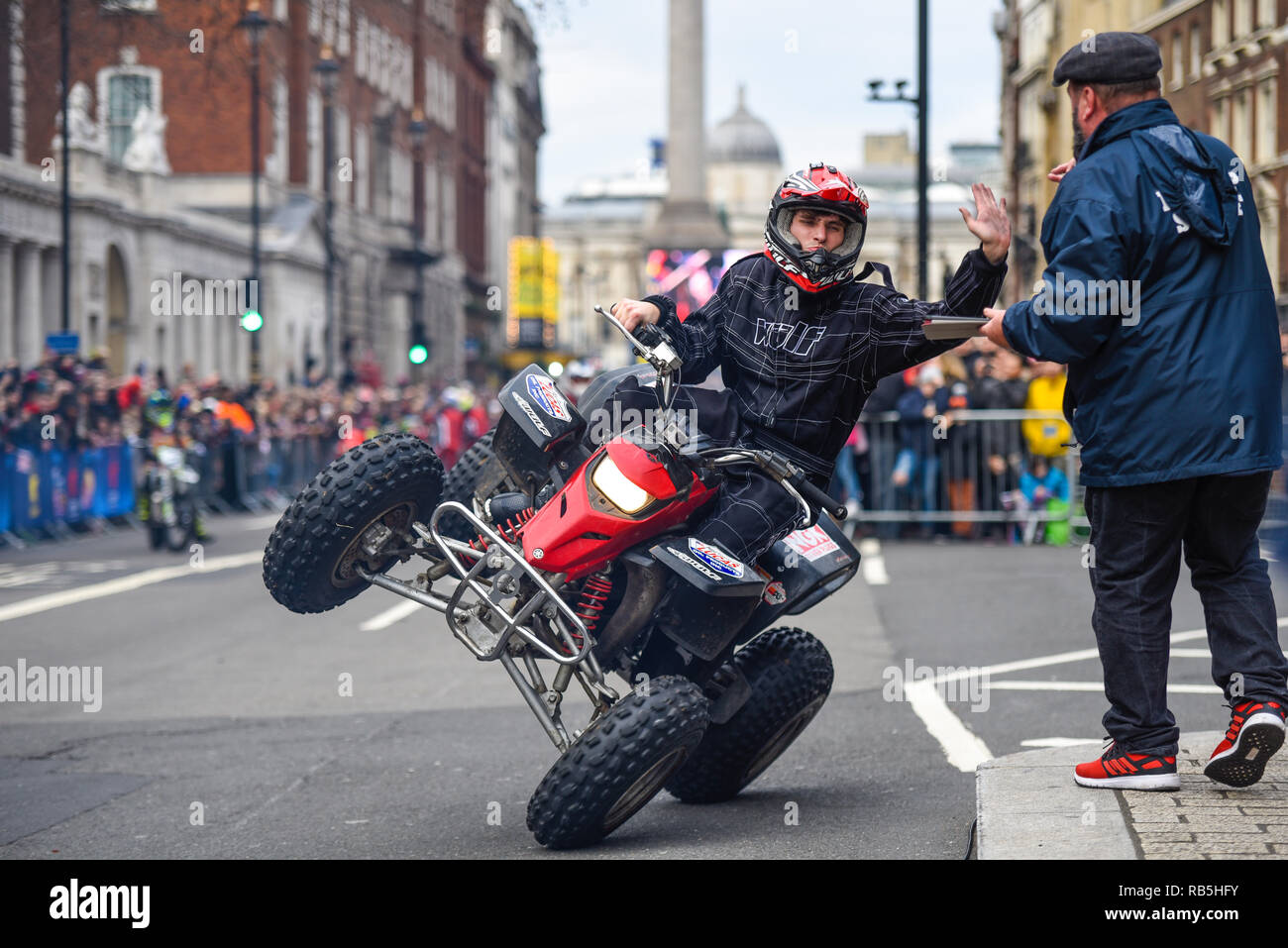 Moto stunt moto internazionale team display a Londra il giorno di Capodanno Parade. Quad bike stunt in Whitehall con Nelson della colonna Foto Stock